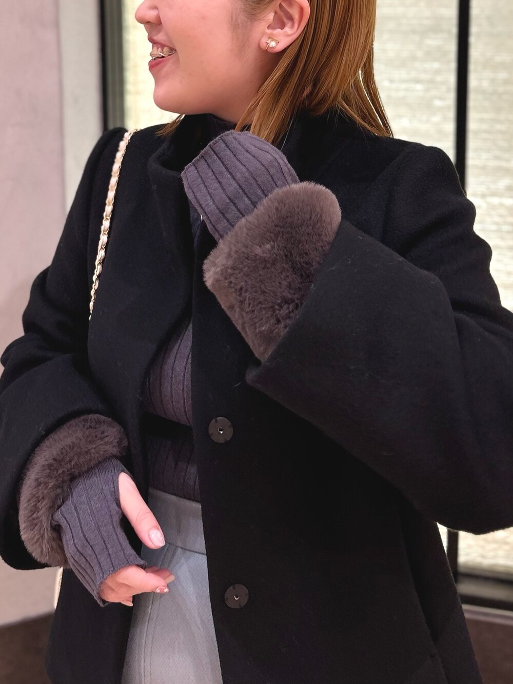 ブラック系のその他アウター、グレー系のニット/セーター、ブルー系のスカートを着用したレディースの冬コーディネートの9枚目の写真