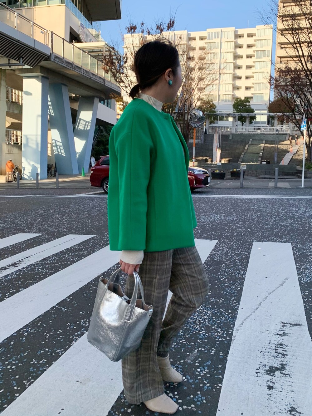 ブラック系のショルダーバッグ、ブラウン系のその他パンツ、ベージュ系のニット/セーターを着用したレディースの冬コーディネートの7枚目の写真