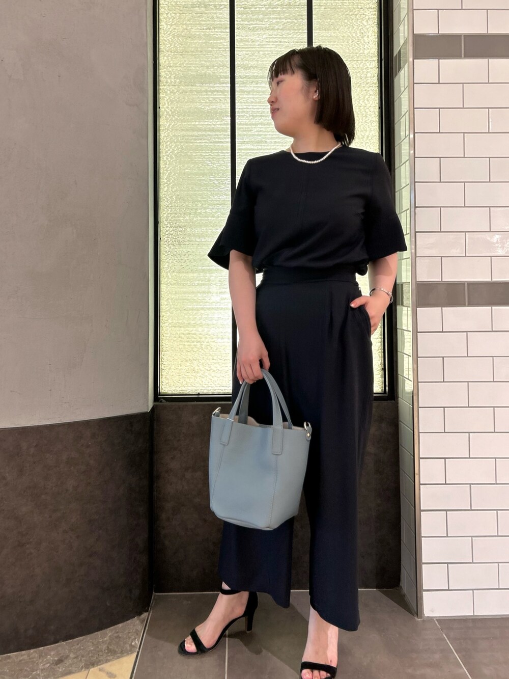 ブルー系のシャツ/ブラウス、ブルー系のトートバッグ、ブルー系のその他パンツを着用したレディースの夏コーディネートの5枚目の写真