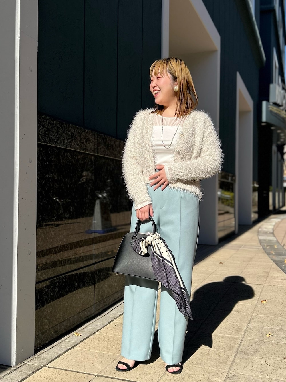 「レイヤードスタイル、ニット、カーディガン、ワイドパンツ、カットソー、シアートップス、カラーパンツ、ラメ、春、春コーデ、オトナカジュアル、ママコーデ、オトナ女子、骨格ストレート、ぽっちゃり」｜「NOLLEY’Sの《手洗い可能》ラメファンシーVネックカーディガン（カーディガン/ボレロ、ホワイト系）」を使った、Hori.Aさん（レディース・158cm）の冬コーディネートの6枚目の写真