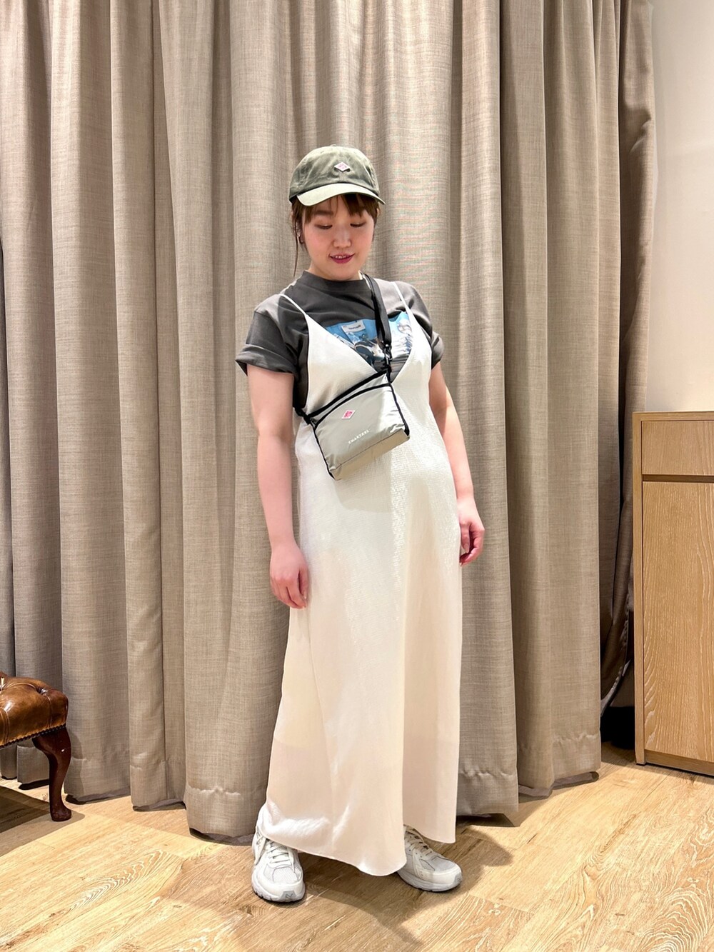 グレー系のTシャツ/カットソー、ホワイト系のワンピース、ベージュ系のショルダーバッグを着用したレディースの春コーディネートの7枚目の写真
