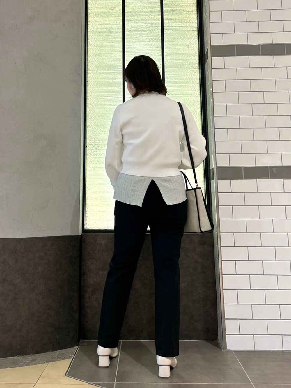 ホワイト系のカーディガン/ボレロ、グリーン系のTシャツ/カットソー、ブラック系のトートバッグを着用したレディースの春コーディネートの2枚目の写真