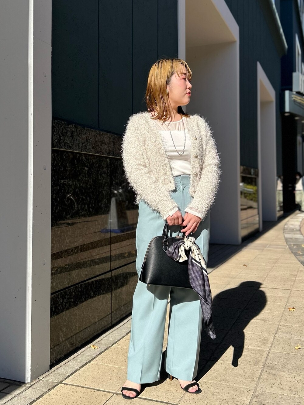 「レイヤードスタイル、ニット、カーディガン、ワイドパンツ、カットソー、シアートップス、カラーパンツ、ラメ、春、春コーデ、オトナカジュアル、ママコーデ、オトナ女子、骨格ストレート、ぽっちゃり」｜「NOLLEY’Sの《手洗い可能》ラメファンシーVネックカーディガン（カーディガン/ボレロ、ホワイト系）」を使った、Hori.Aさん（レディース・158cm）の冬コーディネートの5枚目の写真