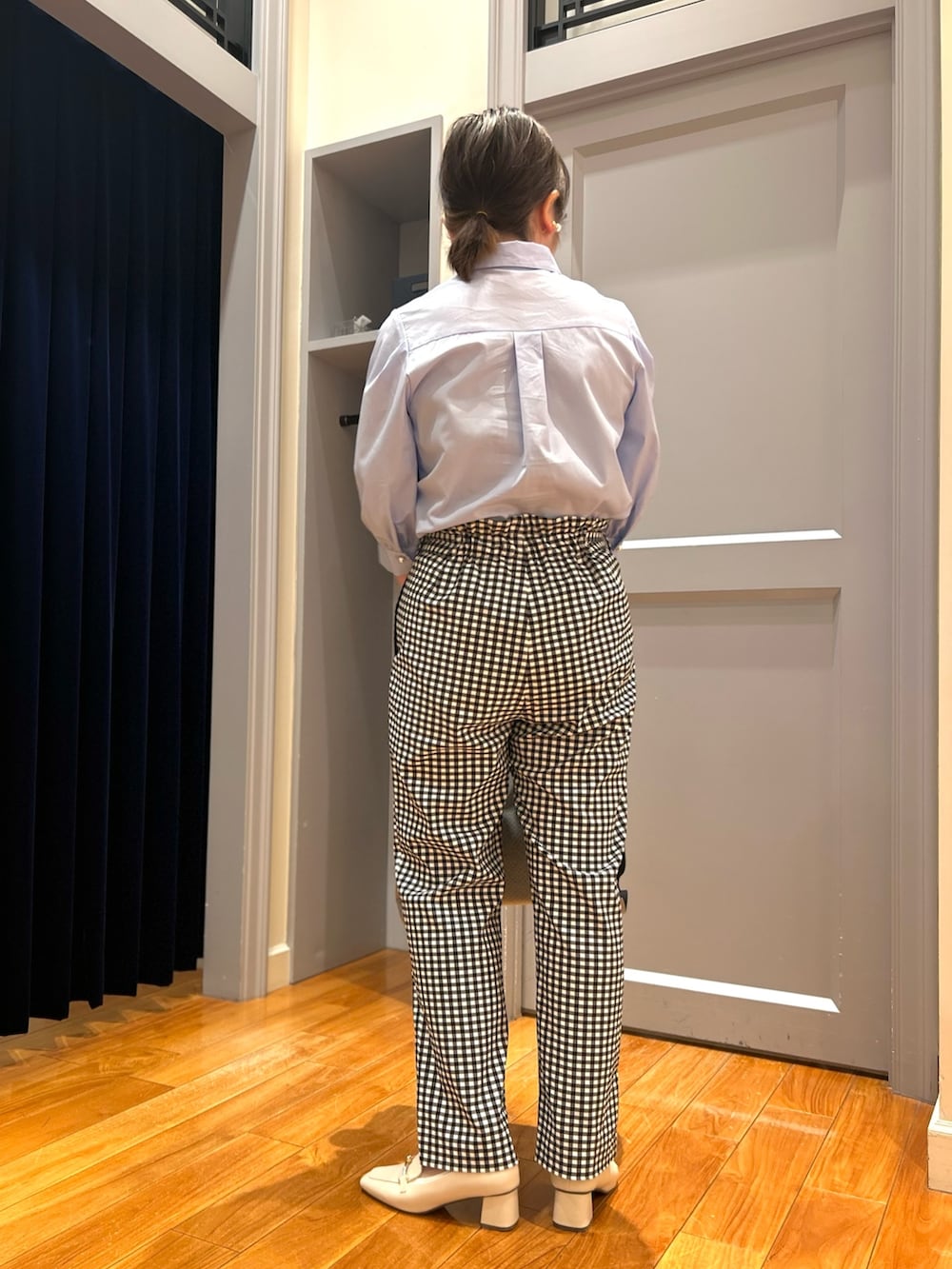 ブルー系のシャツ/ブラウス、ブラック系のその他パンツ、グレー系のトートバッグを着用したレディースの春コーディネートの4枚目の写真