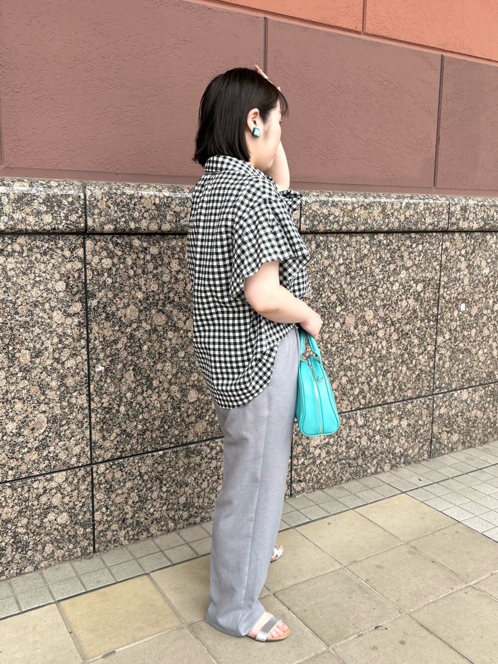 ブラック系のシャツ/ブラウス、グリーン系のボストンバッグ、グレー系のその他パンツを着用したレディースの夏コーディネートの7枚目の写真