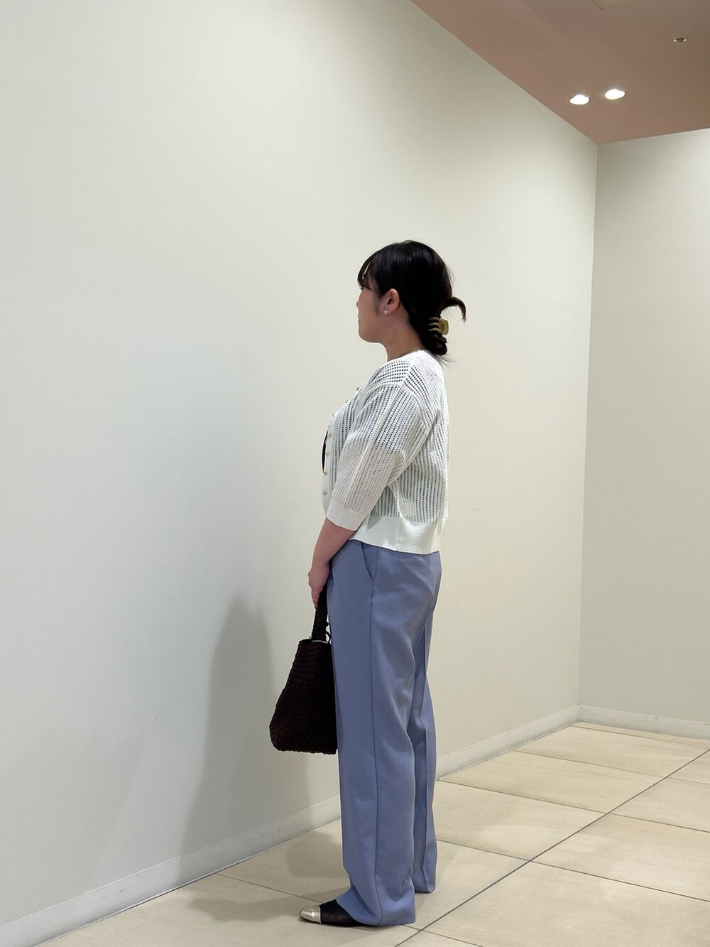 ホワイト系のカーディガン/ボレロ、ブルー系のTシャツ/カットソー、ブルー系のその他パンツを着用したレディースの春コーディネートの2枚目の写真