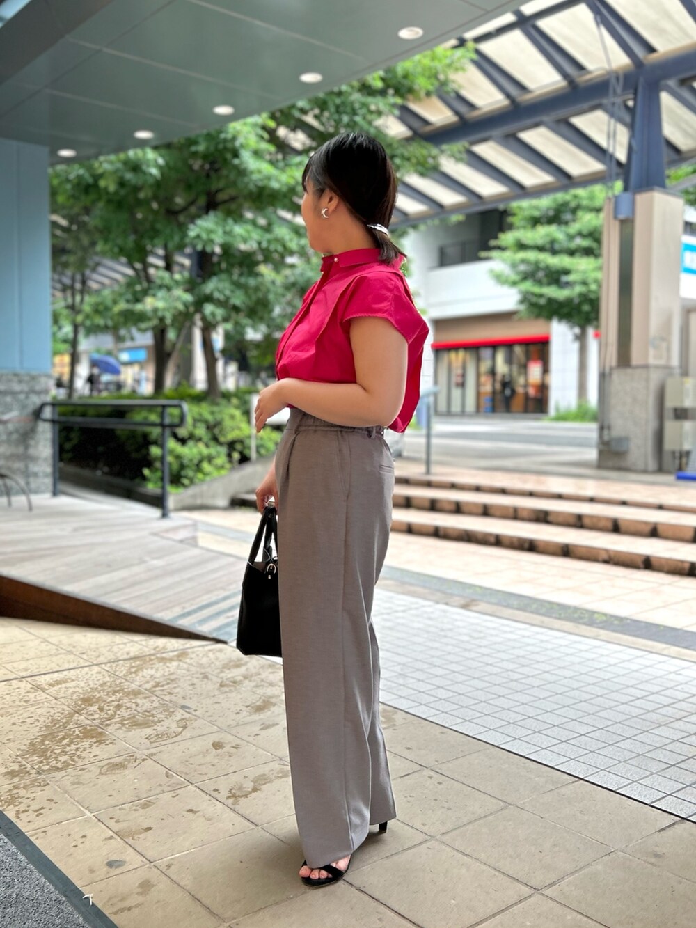 ピンク系のシャツ/ブラウス、ブラック系のトートバッグ、グレー系のその他パンツを着用したレディースの夏コーディネートの6枚目の写真