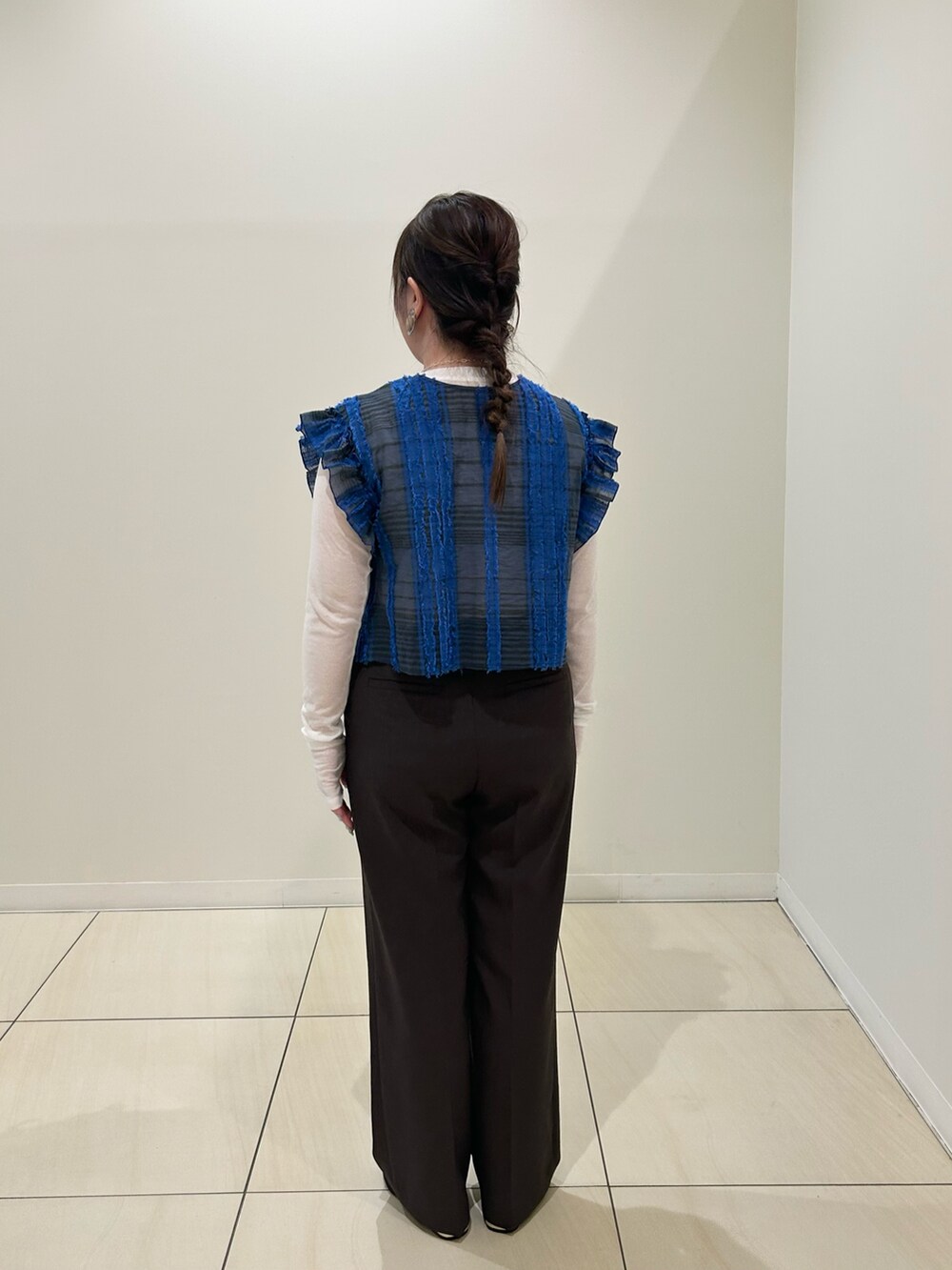 ブルー系のシャツ/ブラウス、ブラウン系のその他パンツ、シルバー系のリングを着用したレディースの秋コーディネートの3枚目の写真