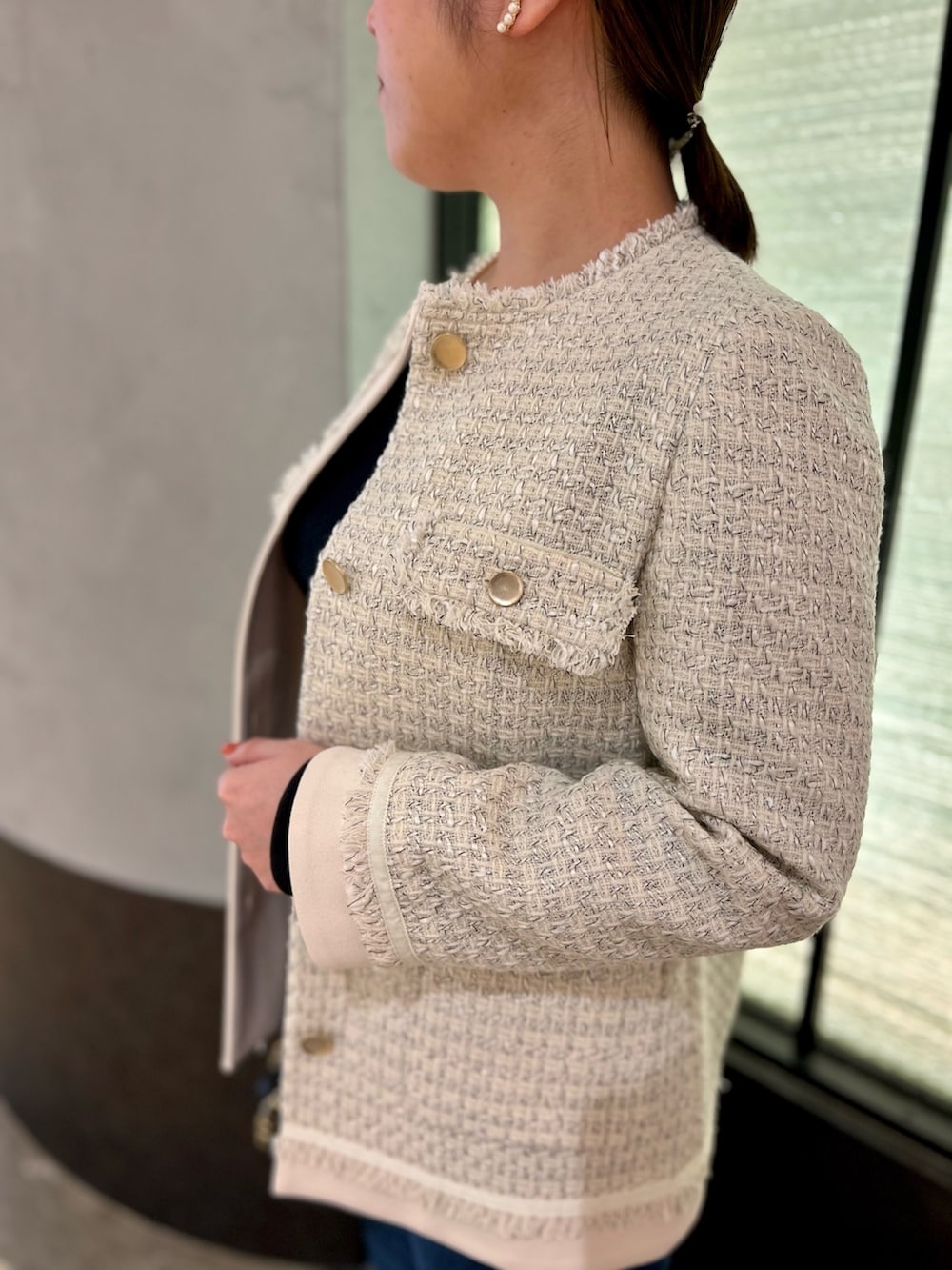 ホワイト系のノーカラージャケット、ブラック系のTシャツ/カットソー、ブルー系のデニムパンツを着用したレディースの夏コーディネートの10枚目の写真