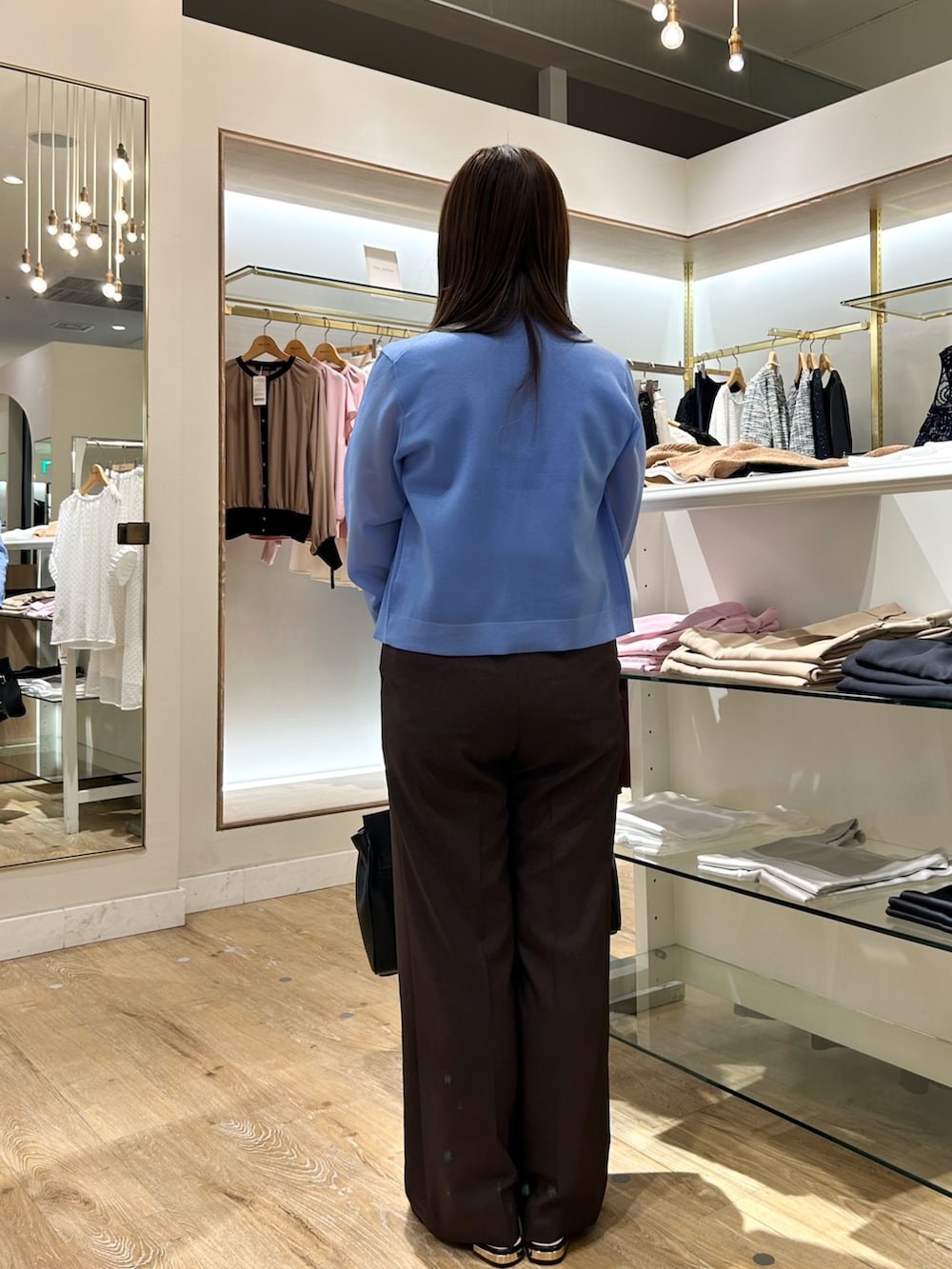 ブルー系のカーディガン/ボレロ、ブルー系のニット/セーター、ブラウン系のその他パンツを着用したレディースの秋コーディネートの3枚目の写真