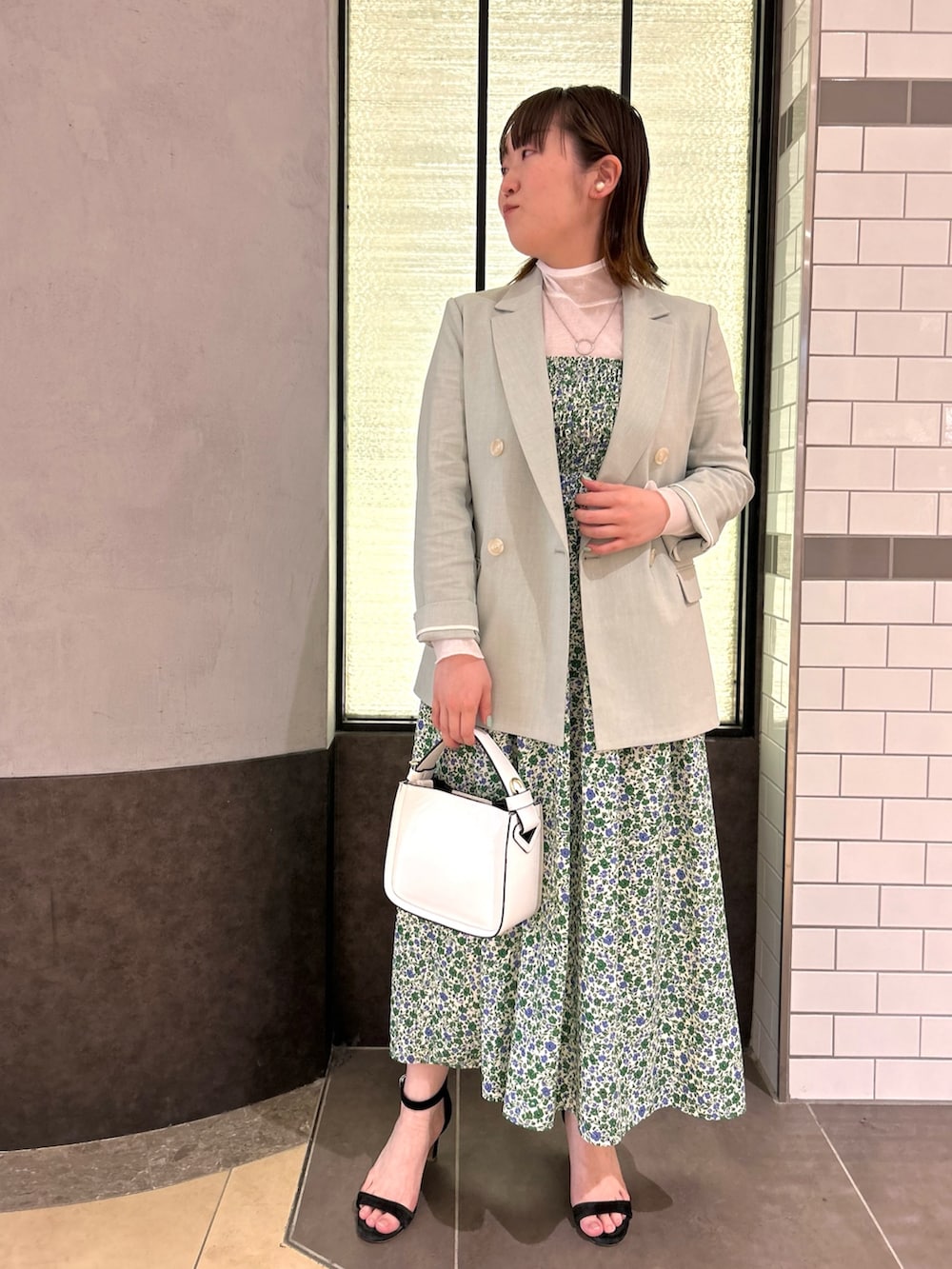 グリーン系のワンピース、ホワイト系のTシャツ/カットソー、グリーン系のテーラードジャケットを着用したレディースの春コーディネートの3枚目の写真