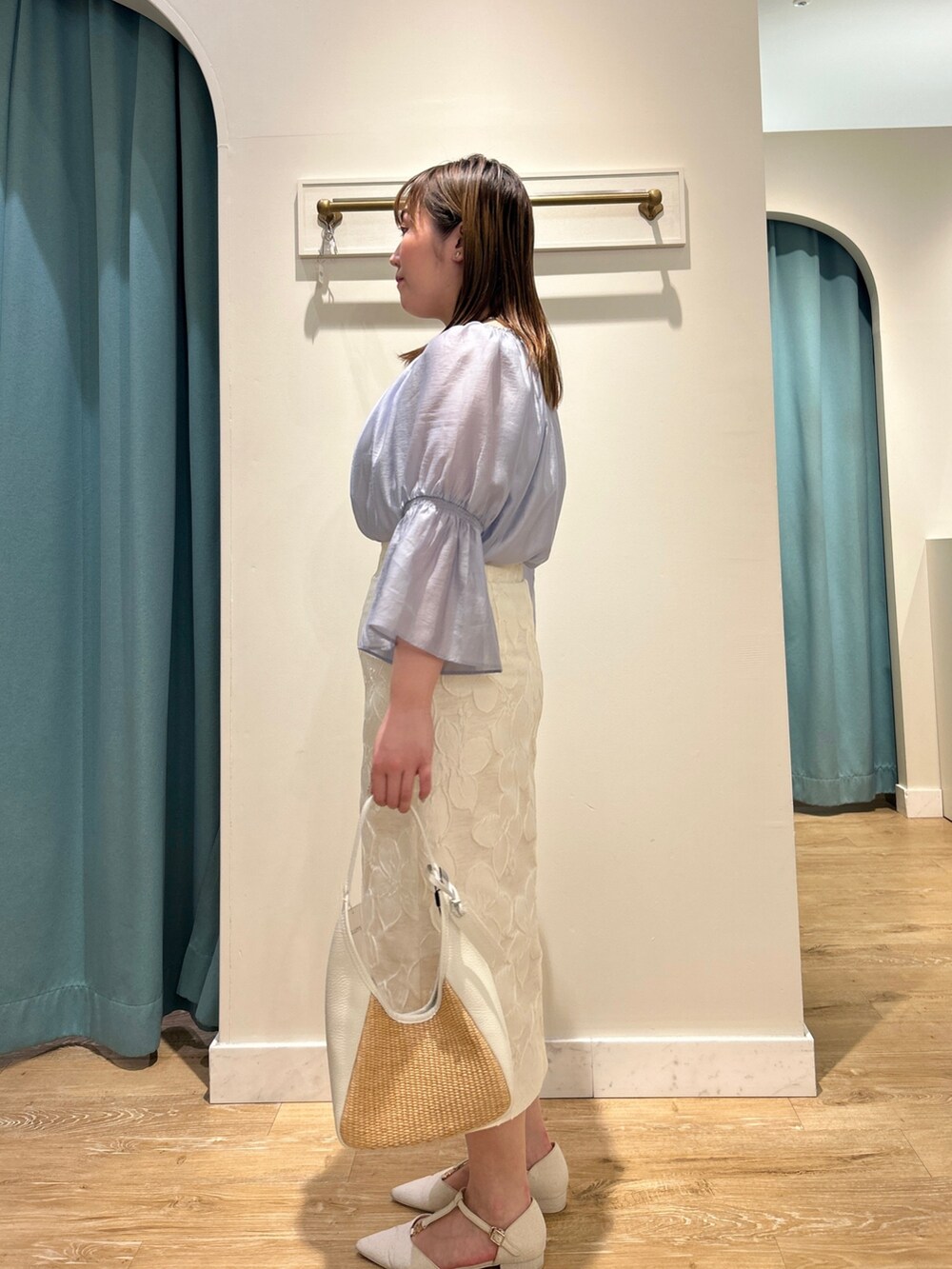 ブルー系のシャツ/ブラウス、ホワイト系のタンクトップ、ブラウン系のスカートを着用したレディースの夏コーディネートの4枚目の写真