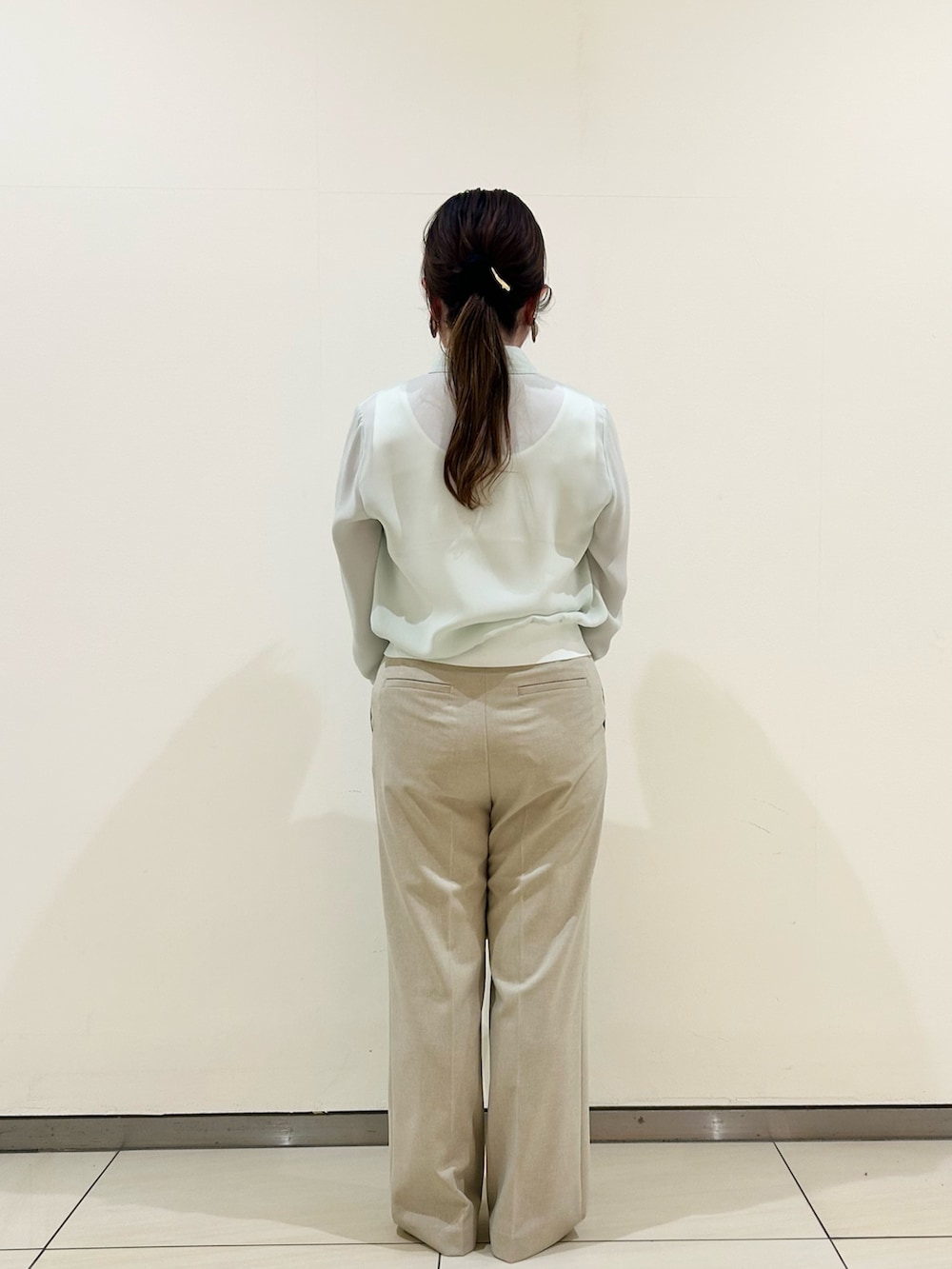 「ワイドパンツ、淡色コーデ、シンプルコーデ、きれいめカジュアル、休日スタイル、シアートップス、シャツスタイル、ラクチンコーデ、オトナ女子、オトナカジュアル、キレイめ、ママコーデ、お出かけコーデ、骨格ストレート、ぽっちゃり」｜「NOLLEY’Sのカフス裾リブシフォンシャツ（シャツ/ブラウス、グリーン系）」を使った、Hori.Aさん（骨格ストレート・レディース・158cm）の春コーディネートの3枚目の写真