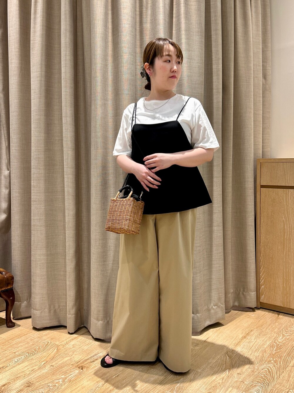 ホワイト系のTシャツ/カットソー、ブラック系のキャミソール、ベージュ系のその他パンツを着用したレディースの春コーディネートの9枚目の写真