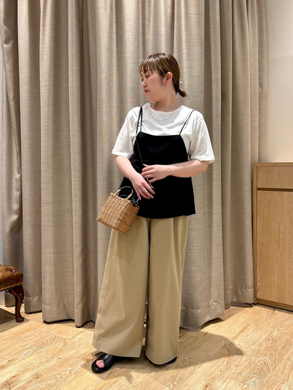 ホワイト系のTシャツ/カットソー、ブラック系のキャミソール、ベージュ系のその他パンツを着用したレディースの春コーディネートの7枚目の写真