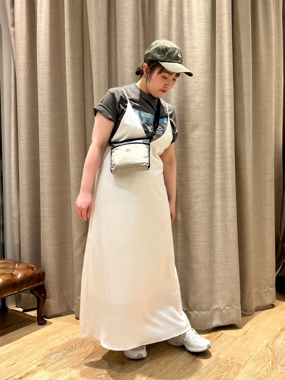 グレー系のTシャツ/カットソー、ホワイト系のワンピース、ベージュ系のショルダーバッグを着用したレディースの春コーディネートの9枚目の写真