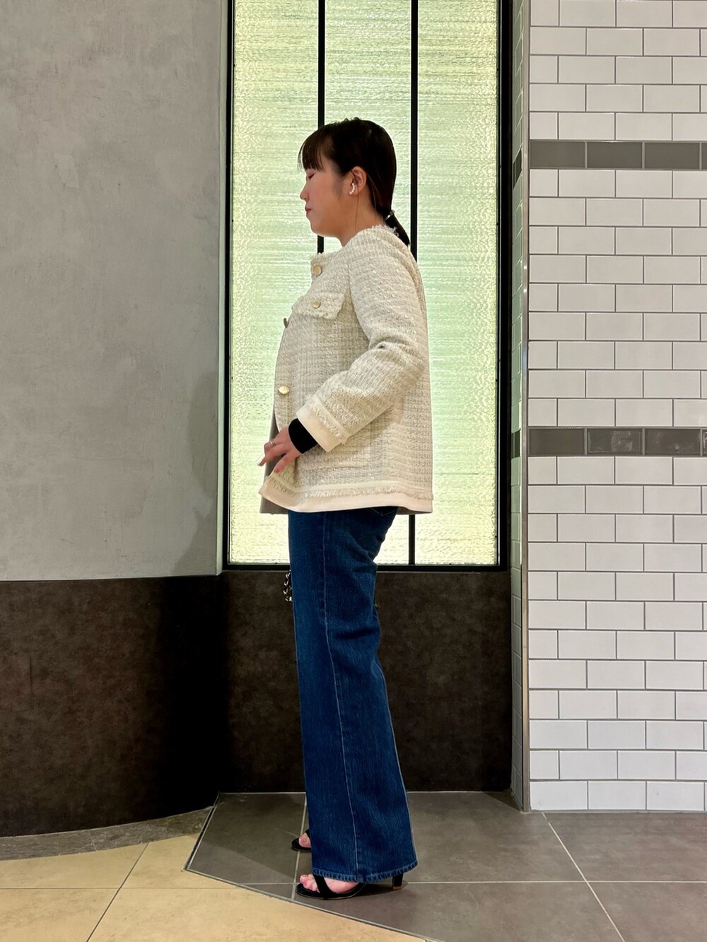 ホワイト系のノーカラージャケット、ブラック系のTシャツ/カットソー、ブルー系のデニムパンツを着用したレディースの夏コーディネートの3枚目の写真