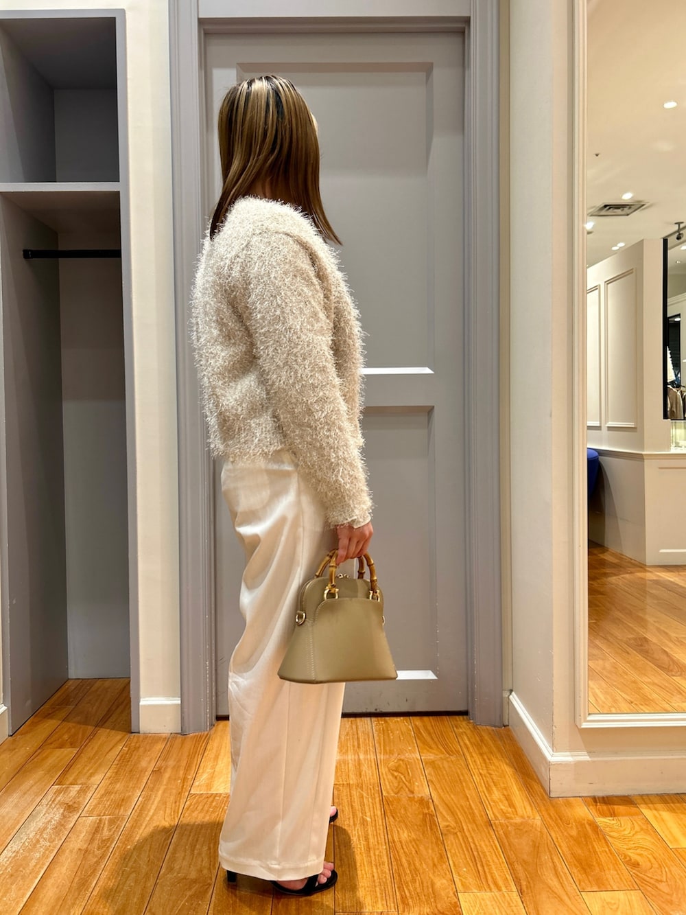 ホワイト系のカーディガン/ボレロ、ベージュ系のTシャツ/カットソー、ホワイト系のタンクトップを着用したレディースの春コーディネートの9枚目の写真