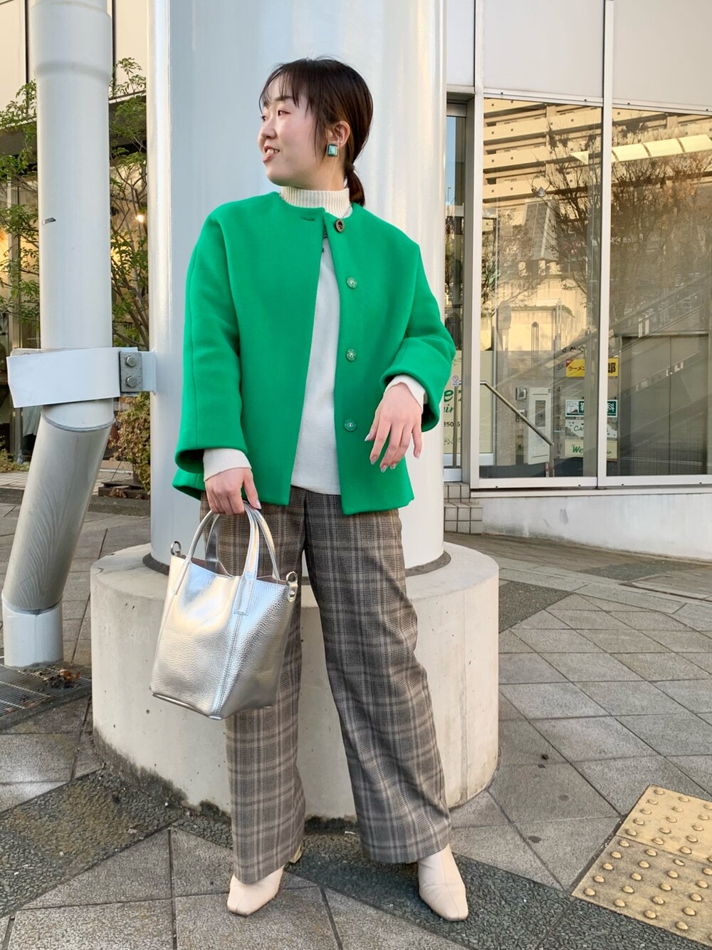 ブラック系のショルダーバッグ、ブラウン系のその他パンツ、ベージュ系のニット/セーターを着用したレディースの冬コーディネートの6枚目の写真