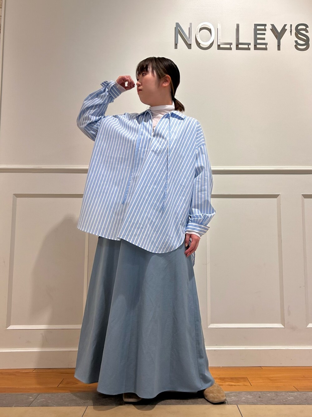 ブルー系のシャツ/ブラウス、ブルー系のスカート、ホワイト系のTシャツ/カットソーを着用したレディースの春コーディネートの7枚目の写真