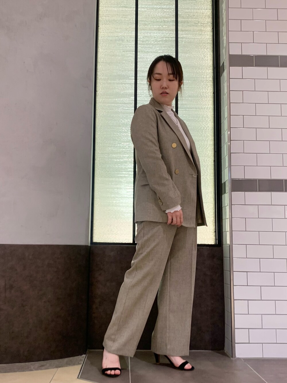 ベージュ系のベスト、ベージュ系のその他パンツ、ホワイト系のTシャツ/カットソーを着用したレディースの冬コーディネートの8枚目の写真
