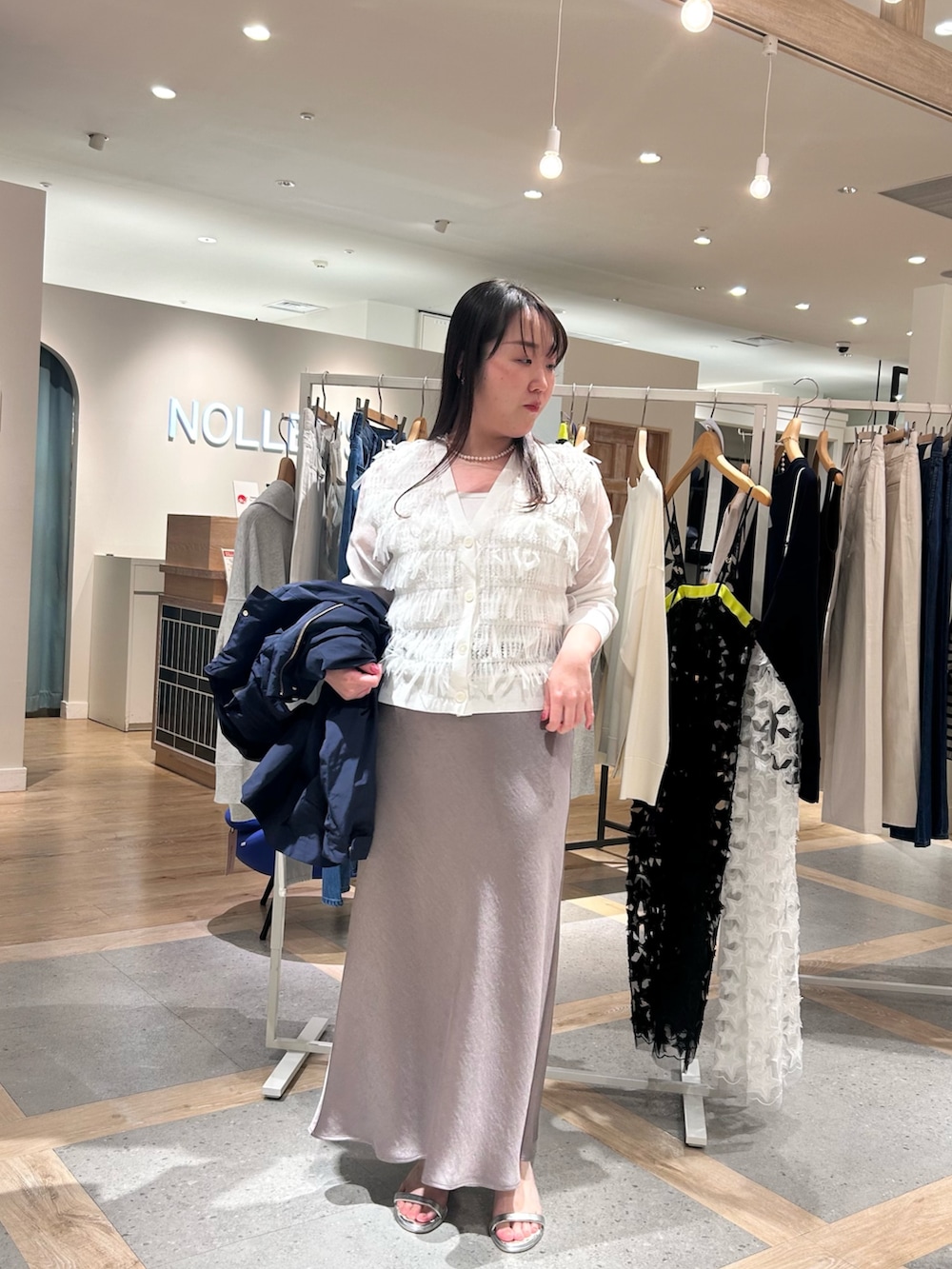 ホワイト系のカーディガン/ボレロ、ホワイト系のタンクトップ、ブルー系のブルゾンを着用したレディースの春コーディネートの9枚目の写真