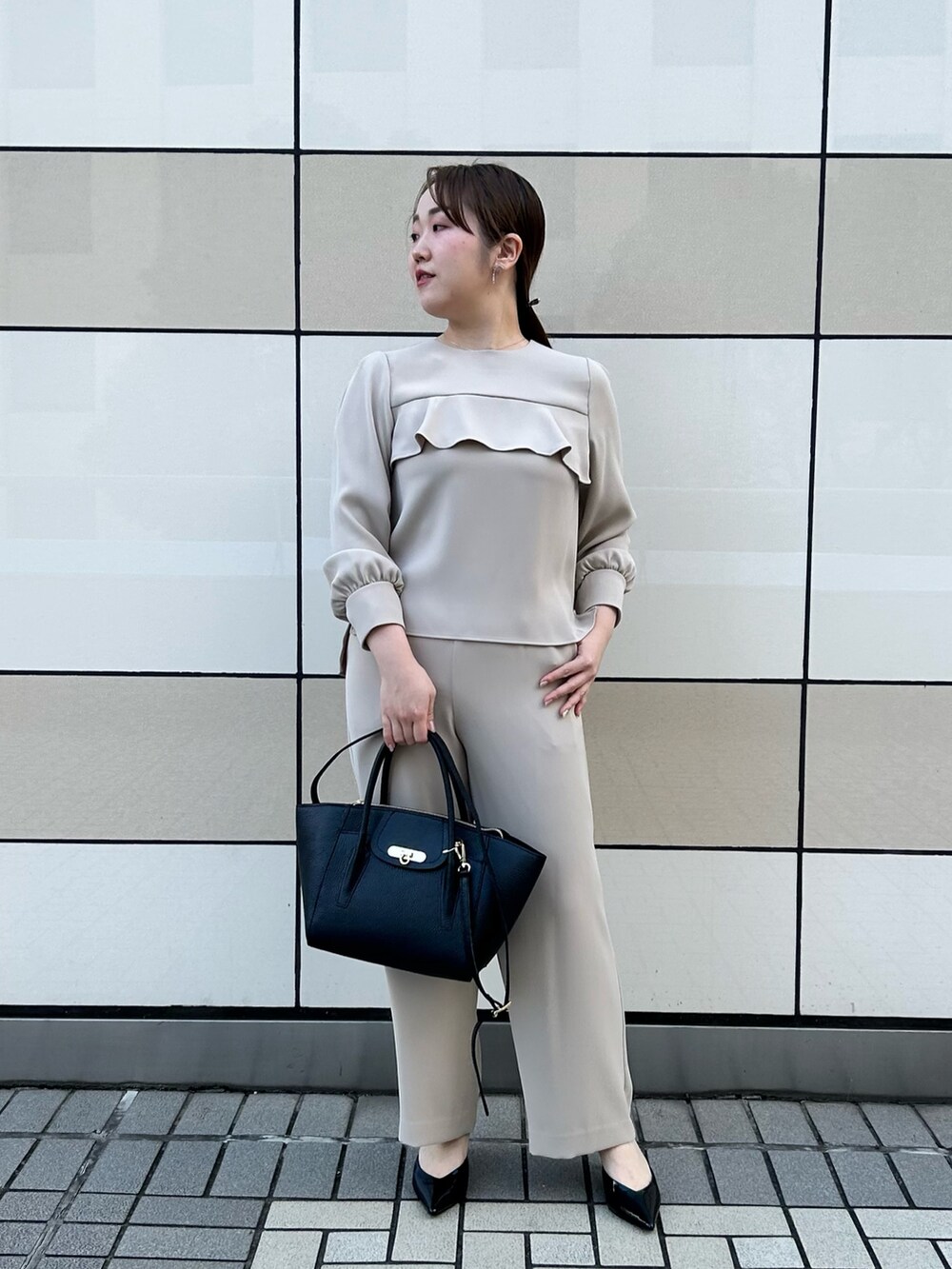 ベージュ系のシャツ/ブラウス、ベージュ系のその他パンツ、ブラック系のショルダーバッグを着用したレディースの秋コーディネートの8枚目の写真
