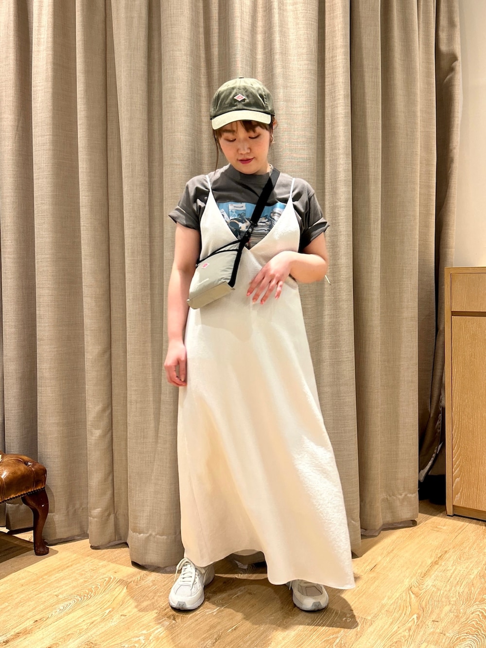 グレー系のTシャツ/カットソー、ホワイト系のワンピース、ベージュ系のショルダーバッグを着用したレディースの春コーディネートの6枚目の写真