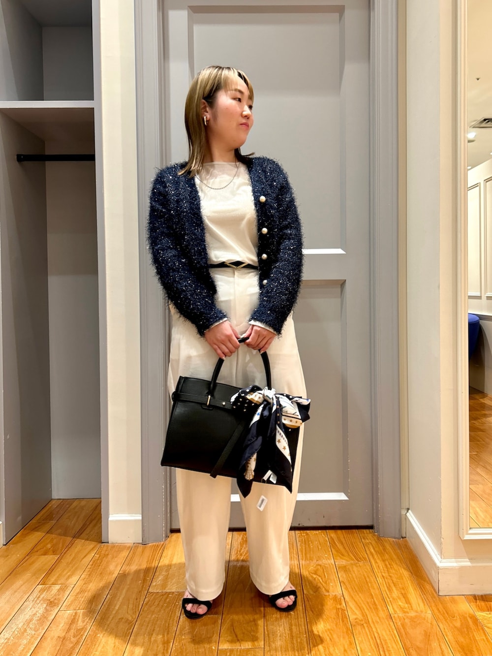 ブルー系のカーディガン/ボレロ、ホワイト系のチノパンツ、ベージュ系のTシャツ/カットソーを着用したレディースの春コーディネートの10枚目の写真