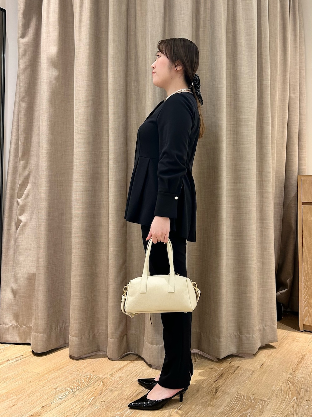 ブルー系のシャツ/ブラウス、ブルー系のその他パンツ、ホワイト系のボストンバッグを着用したレディースの春コーディネートの4枚目の写真