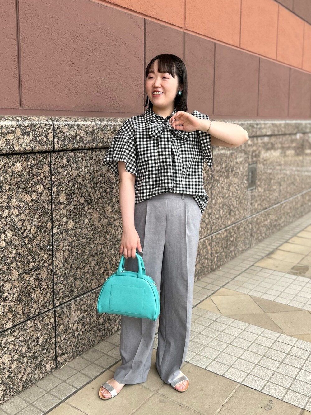 ブラック系のシャツ/ブラウス、グリーン系のボストンバッグ、グレー系のその他パンツを着用したレディースの夏コーディネートの9枚目の写真