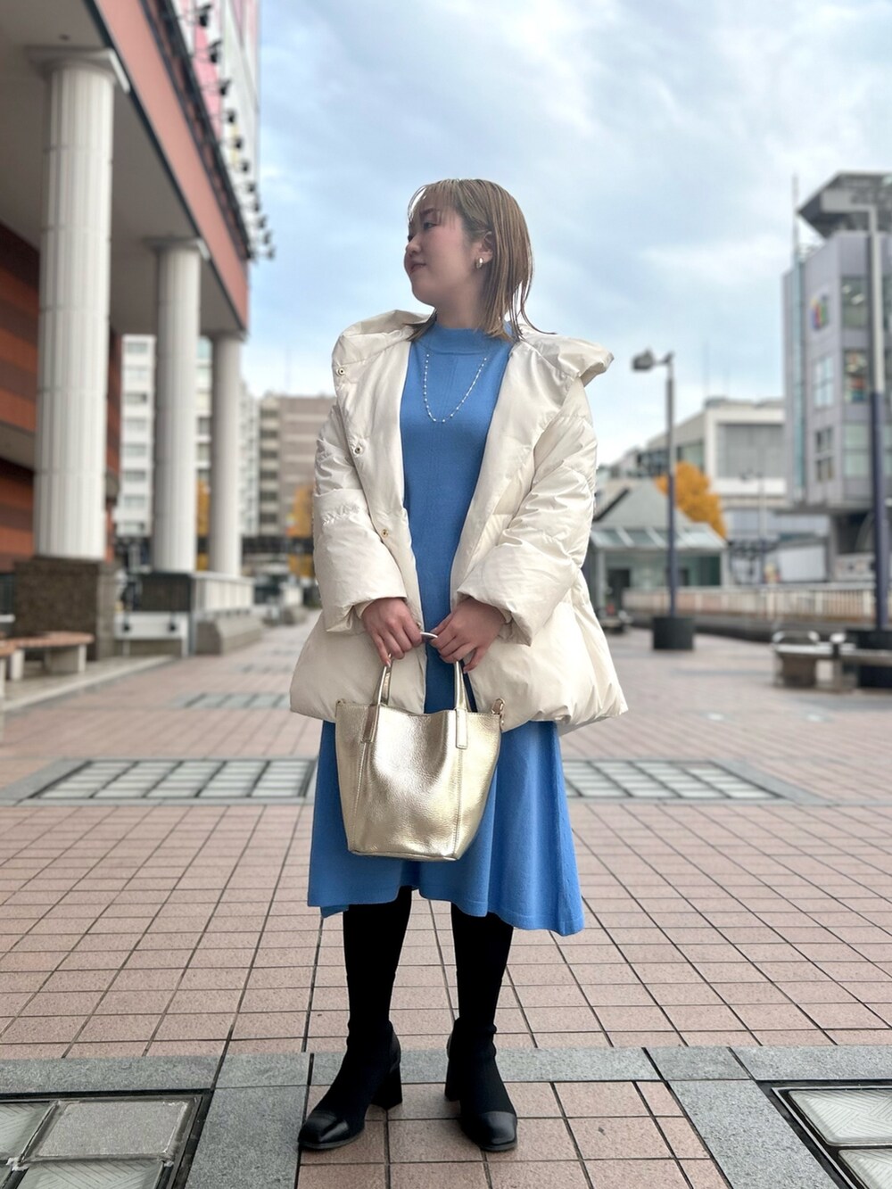 「新星WEARISTAにエントリー、ワンピース、冬アウター、ダウン、ニット、ニットワンピース、カラーニット、トートバッグ、オトナ女子、お出かけコーデ、ママコーデ、きれいめカジュアル、休日スタイル、骨格ストレート、ぽっちゃり」｜「NOLLEY’Sの撥水ダウンショール風フードコート（ダウンジャケット/コート、ホワイト系）」を使った、Hori.Aさん（レディース・158cm）の冬コーディネートの8枚目の写真