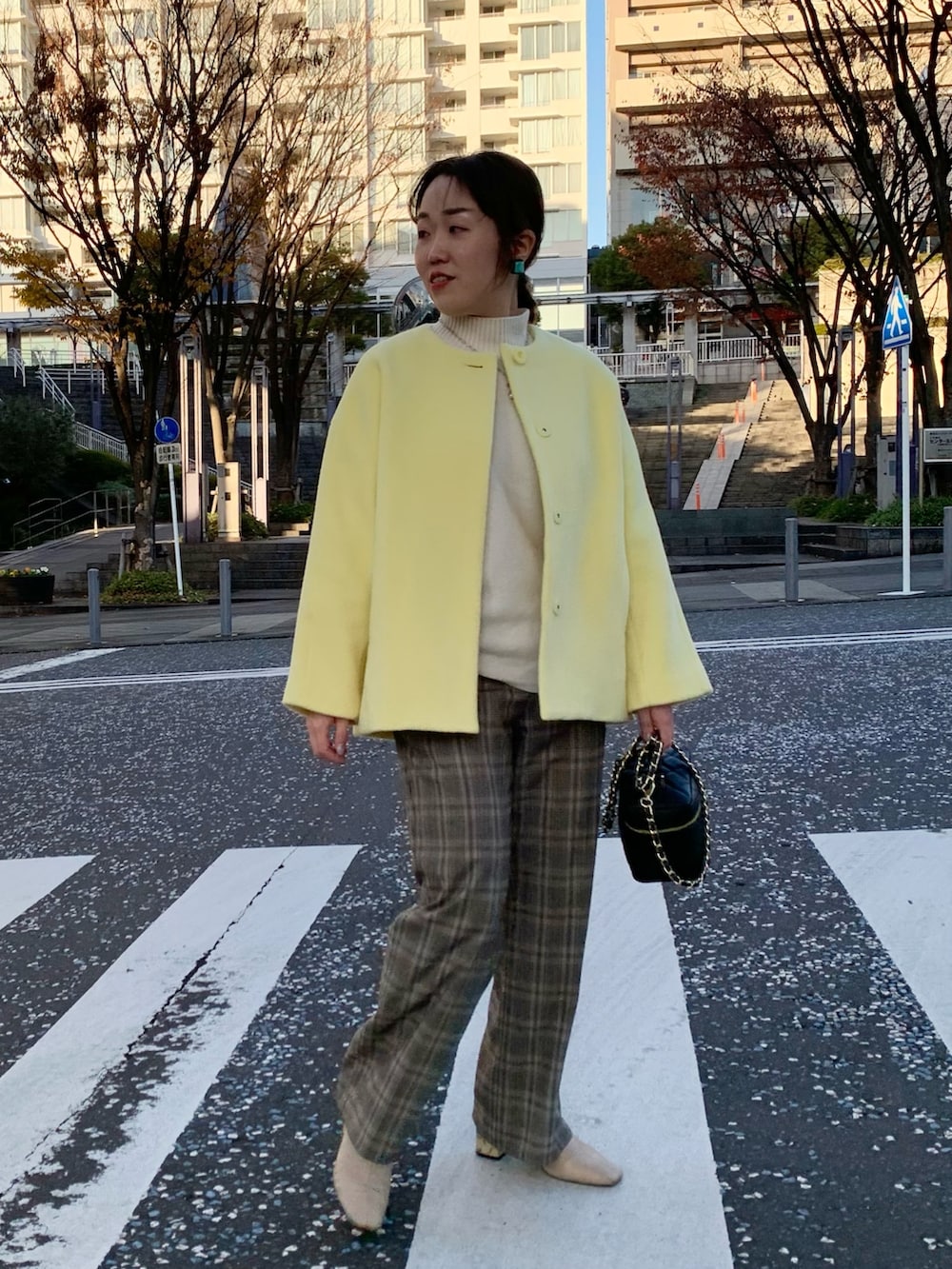 ブラック系のショルダーバッグ、ブラウン系のその他パンツ、ベージュ系のニット/セーターを着用したレディースの冬コーディネートの2枚目の写真