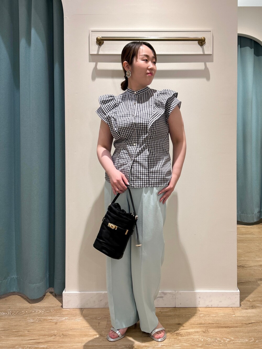 ブルー系のシャツ/ブラウス、グリーン系のその他パンツ、ブラック系のショルダーバッグを着用したレディースの夏コーディネートの6枚目の写真