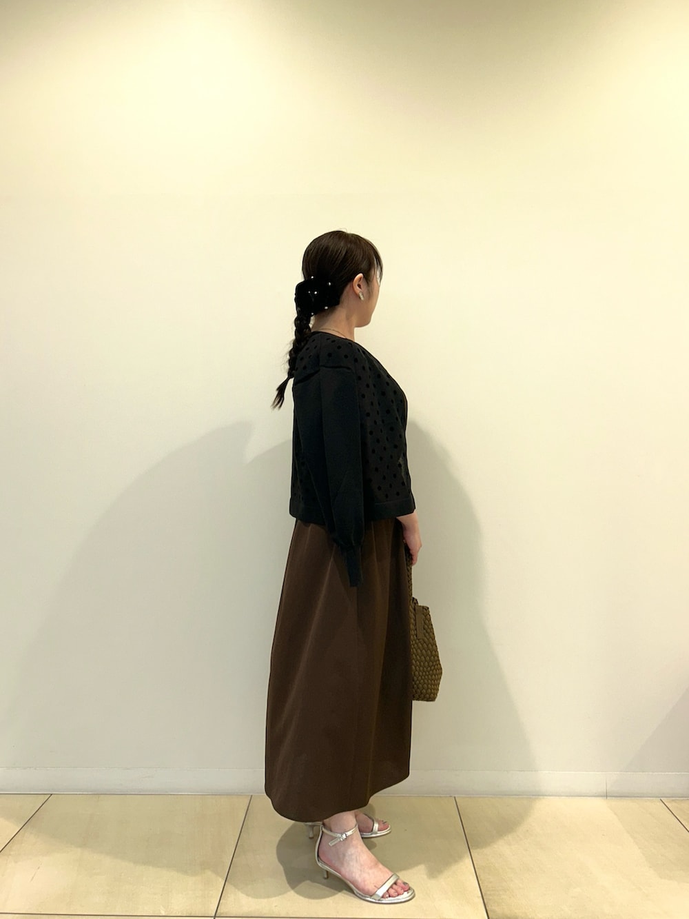 ブラック系のカーディガン/ボレロ、ブラウン系のワンピース、ブラウン系のショルダーバッグを着用したレディースの秋コーディネートの4枚目の写真