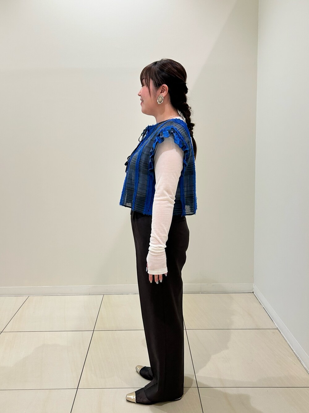 ブルー系のシャツ/ブラウス、ブラウン系のその他パンツ、シルバー系のリングを着用したレディースの秋コーディネートの2枚目の写真