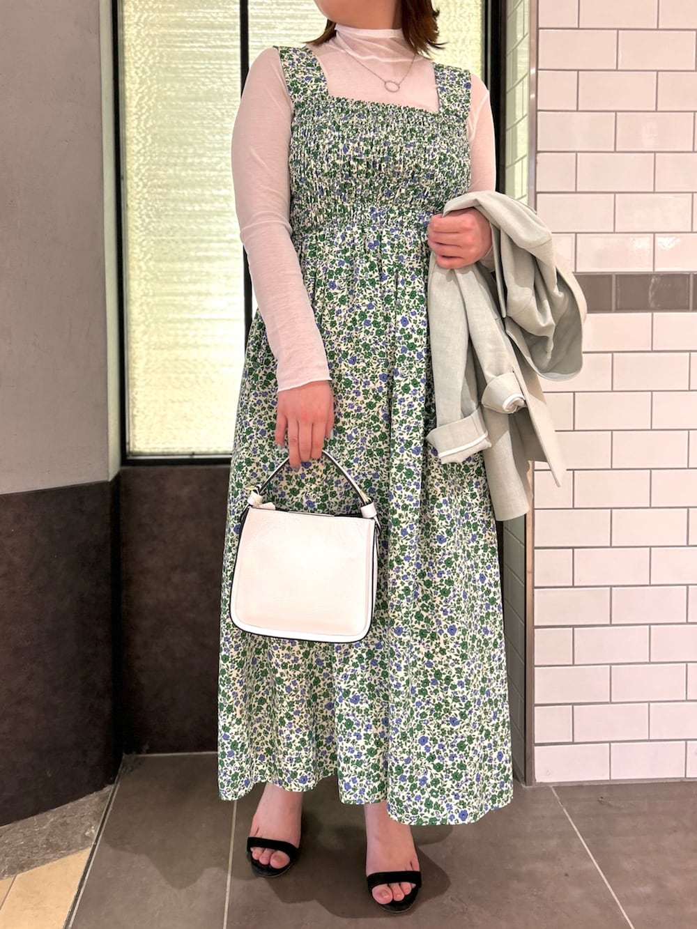グリーン系のワンピース、ホワイト系のTシャツ/カットソー、グリーン系のテーラードジャケットを着用したレディースの春コーディネートの8枚目の写真