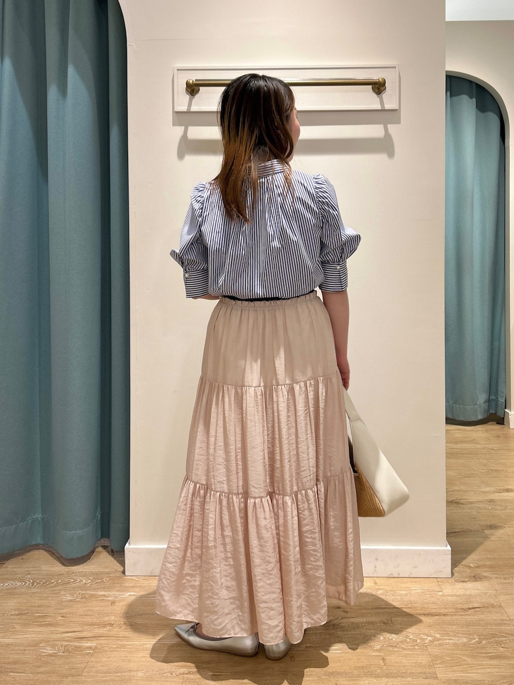 ブルー系のシャツ/ブラウス、ピンク系のスカート、ホワイト系のトートバッグを着用したレディースの夏コーディネートの9枚目の写真