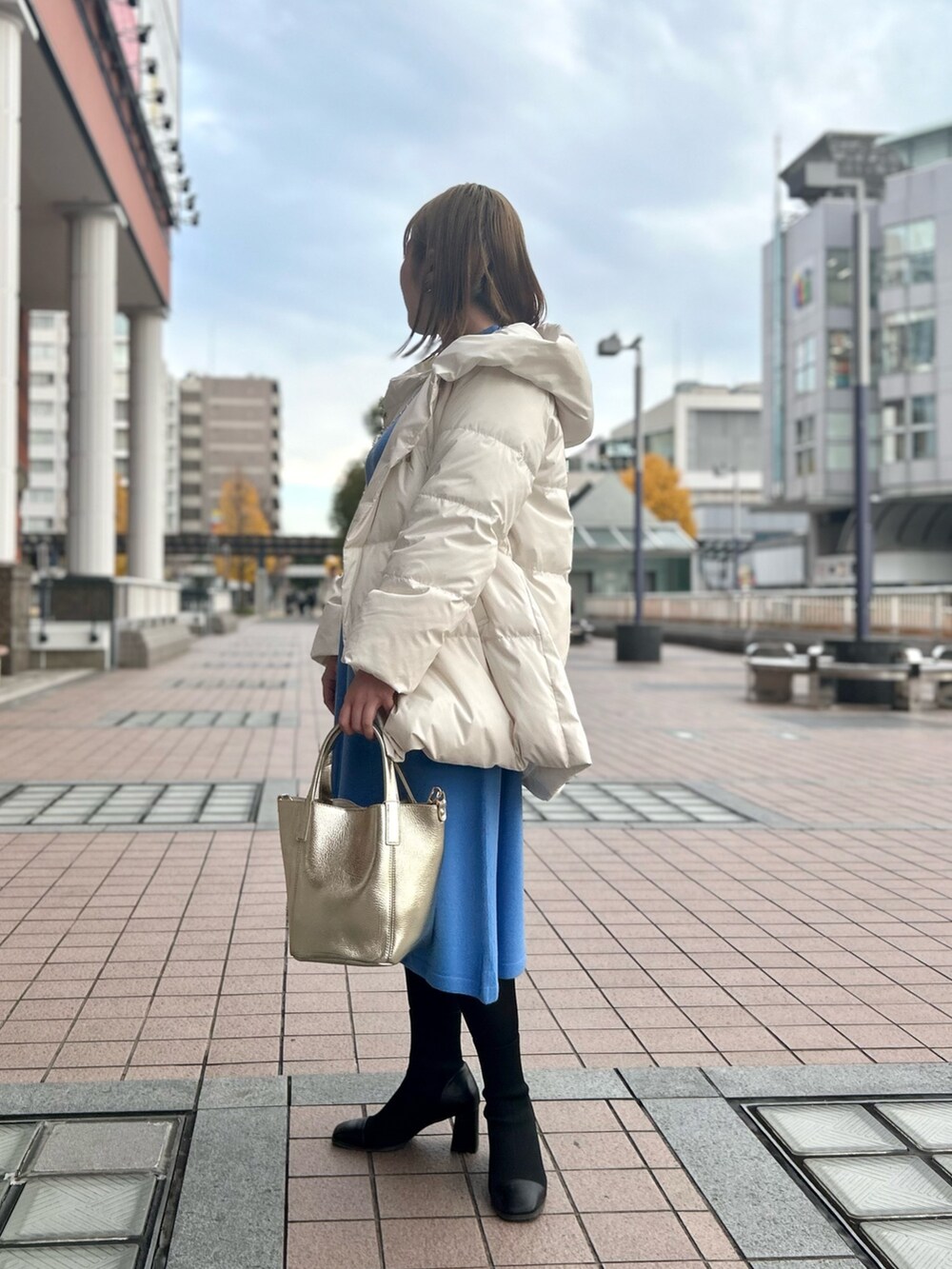 「新星WEARISTAにエントリー、ワンピース、冬アウター、ダウン、ニット、ニットワンピース、カラーニット、トートバッグ、オトナ女子、お出かけコーデ、ママコーデ、きれいめカジュアル、休日スタイル、骨格ストレート、ぽっちゃり」｜「NOLLEY’Sの撥水ダウンショール風フードコート（ダウンジャケット/コート、ホワイト系）」を使った、Hori.Aさん（レディース・158cm）の冬コーディネートの3枚目の写真