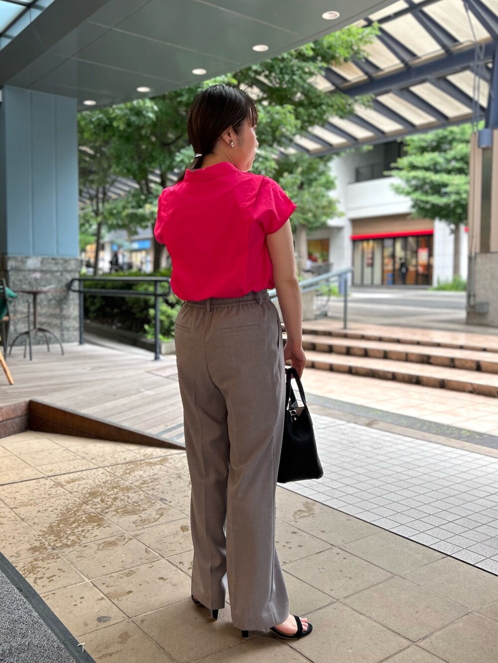 ピンク系のシャツ/ブラウス、ブラック系のトートバッグ、グレー系のその他パンツを着用したレディースの夏コーディネートの7枚目の写真