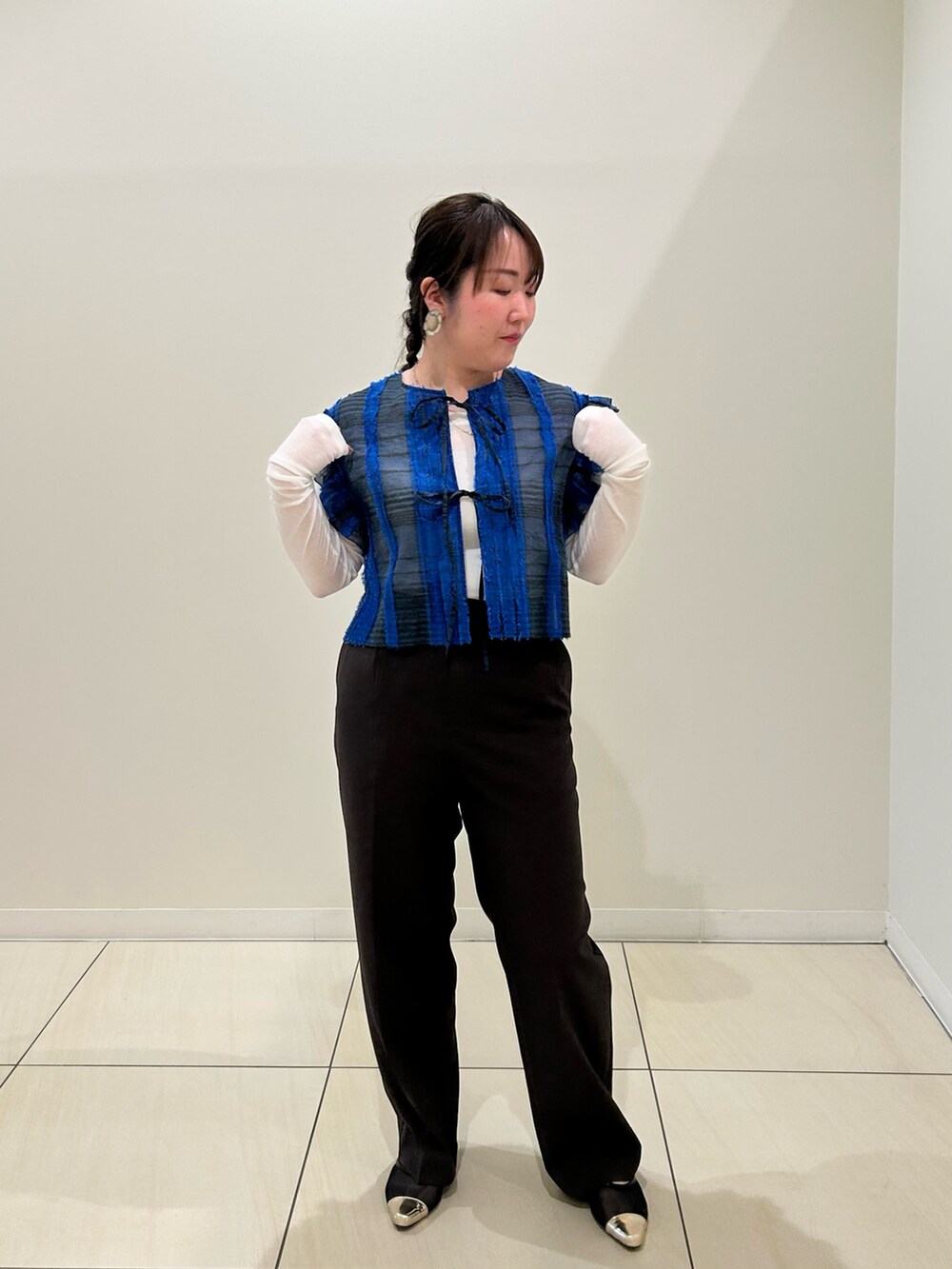 ブルー系のシャツ/ブラウス、ブラウン系のその他パンツ、シルバー系のリングを着用したレディースの秋コーディネートの6枚目の写真