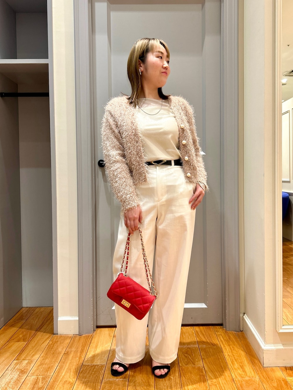 ピンク系のカーディガン/ボレロ、ホワイト系のチノパンツ、ベージュ系のTシャツ/カットソーを着用したレディースの春コーディネートの2枚目の写真