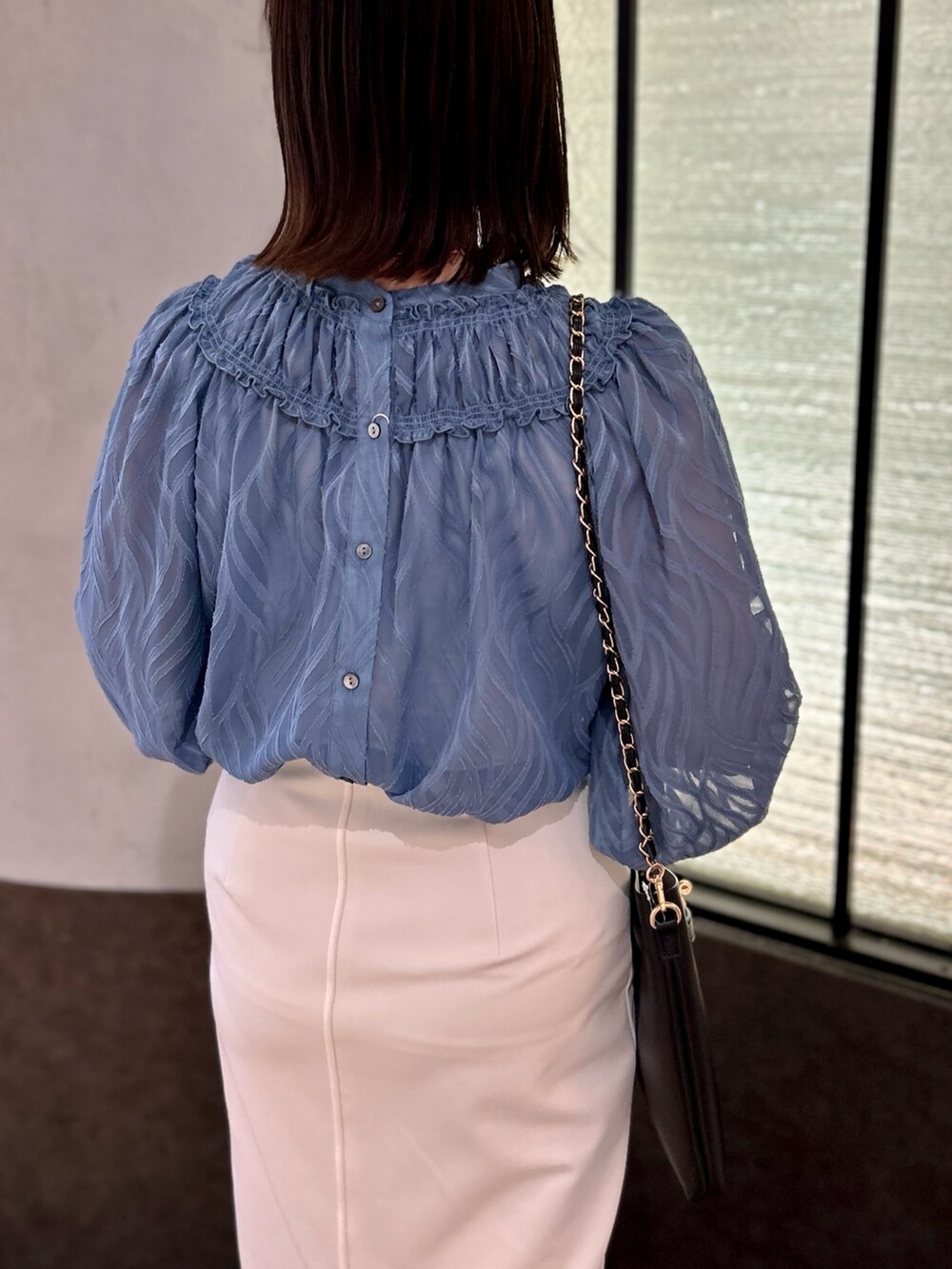 ブルー系のシャツ/ブラウス、ブラック系のショルダーバッグ、ホワイト系のスカートを着用したレディースの夏コーディネートの10枚目の写真