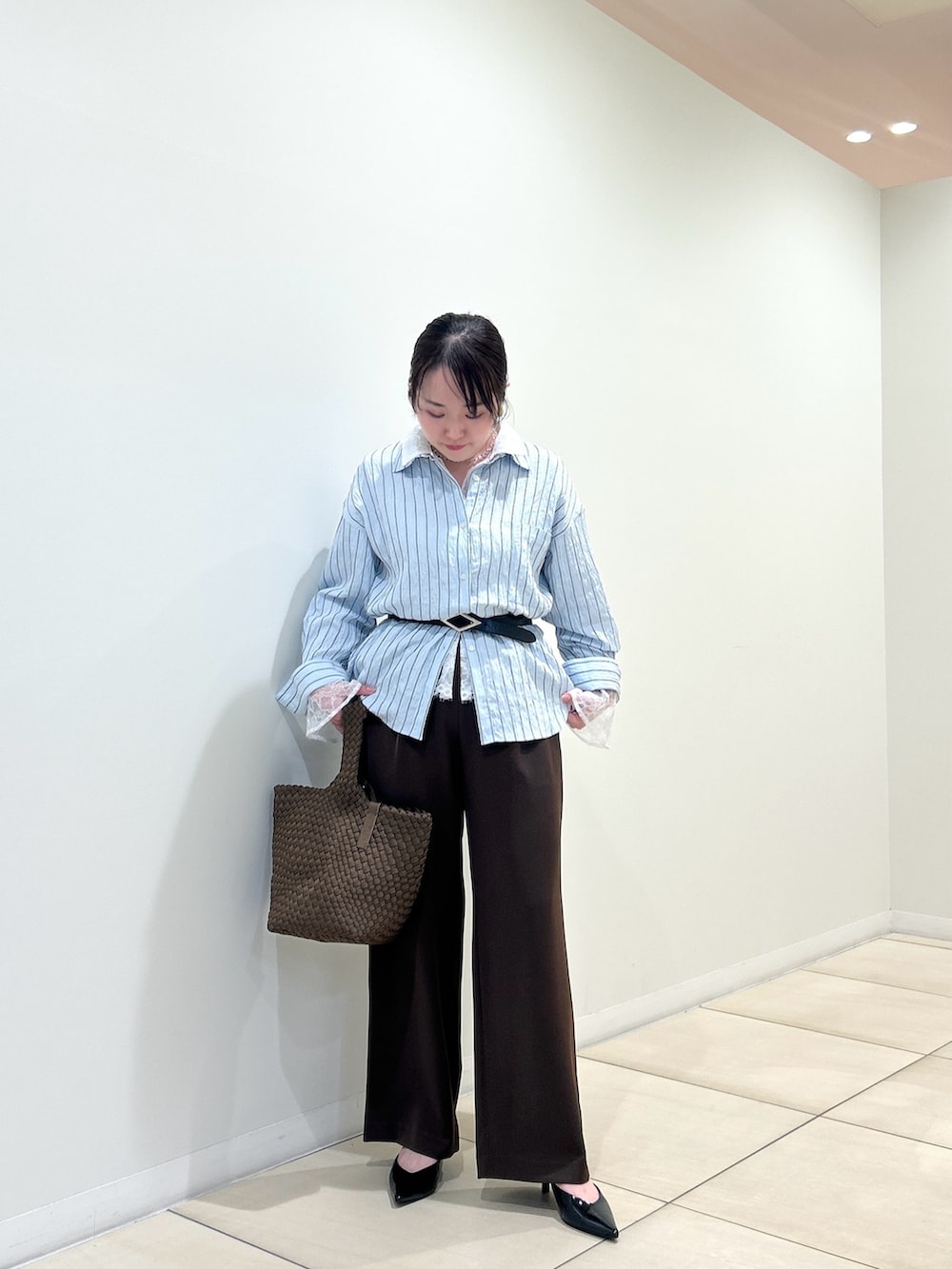 ブルー系のシャツ/ブラウス、ブラウン系のその他パンツ、ホワイト系のシャツ/ブラウスを着用したレディースの秋コーディネートの9枚目の写真