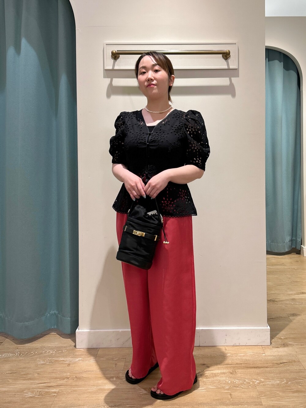 ブラック系のシャツ/ブラウス、ブラック系のタンクトップ、ピンク系のその他パンツを着用したレディースの夏コーディネートの6枚目の写真