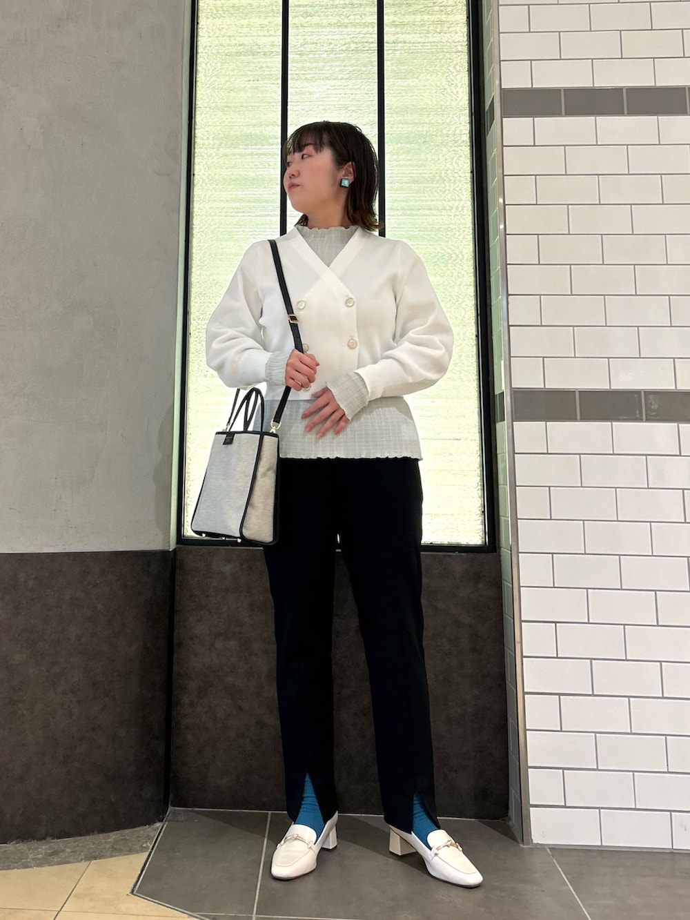 ホワイト系のカーディガン/ボレロ、グリーン系のTシャツ/カットソー、ブラック系のトートバッグを着用したレディースの春コーディネートの8枚目の写真