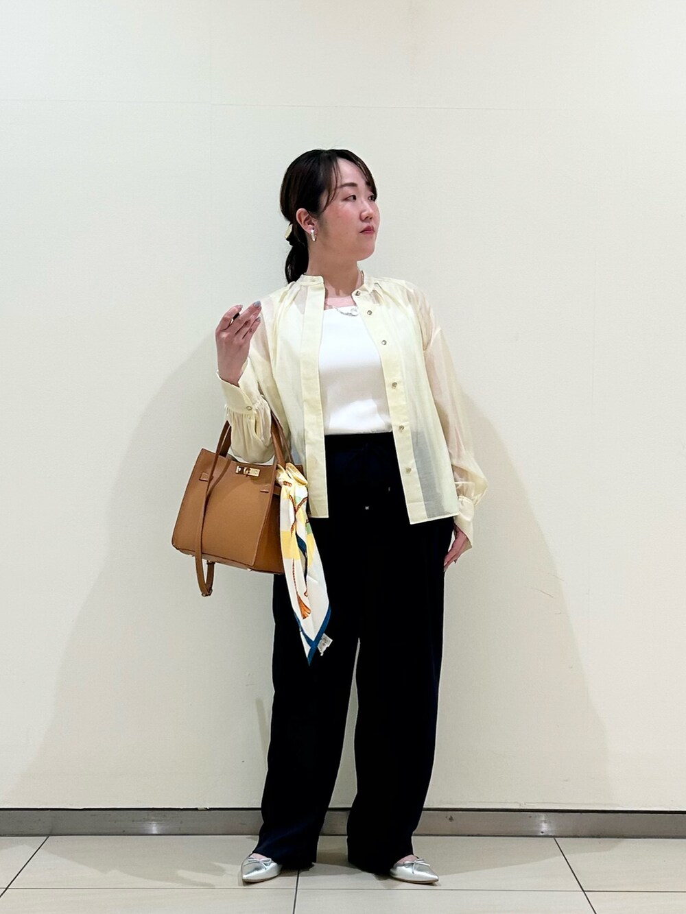 イエロー系のシャツ/ブラウス、ホワイト系のタンクトップ、ブルー系のその他パンツを着用したレディースの春コーディネートの9枚目の写真