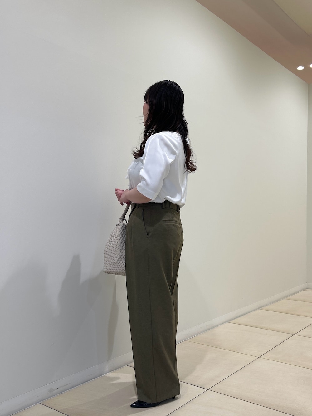 ベージュ系のテーラードジャケット、グリーン系のその他パンツ、ホワイト系のシャツ/ブラウスを着用したレディースの春コーディネートの2枚目の写真