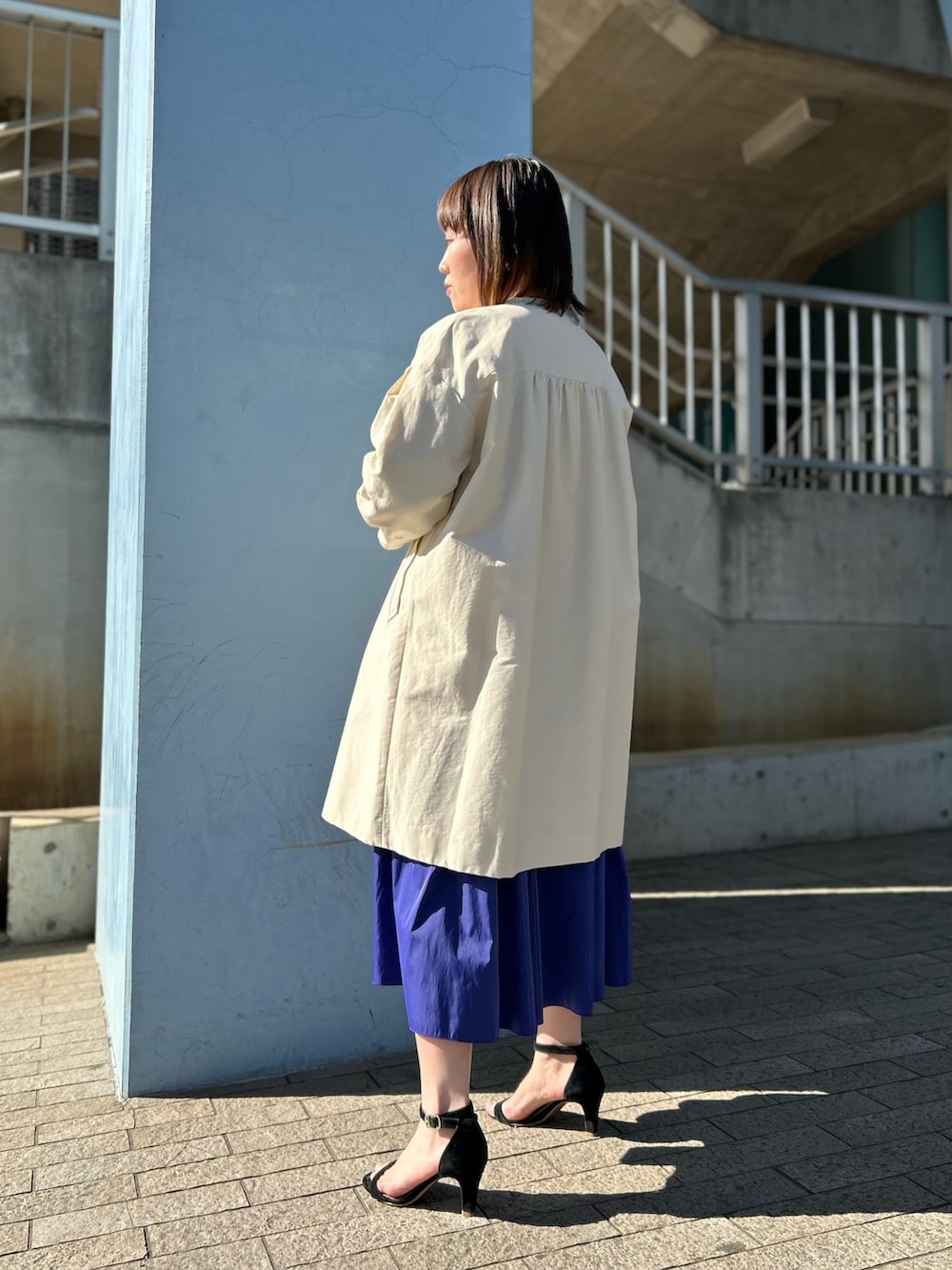 ホワイト系のその他アウター、グリーン系のTシャツ/カットソー、ブルー系のスカートを着用したレディースの冬コーディネートの4枚目の写真