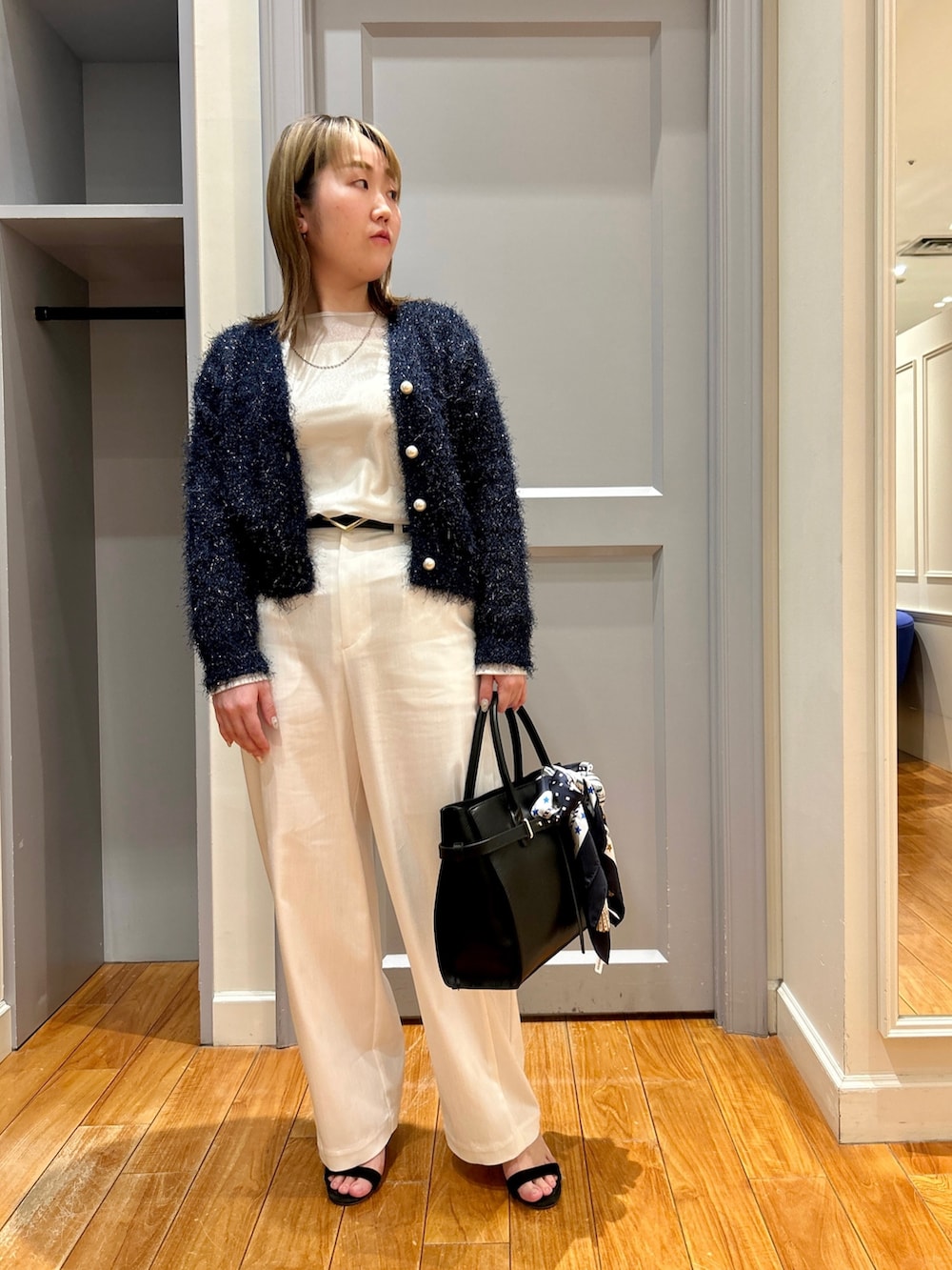 ブルー系のカーディガン/ボレロ、ホワイト系のチノパンツ、ベージュ系のTシャツ/カットソーを着用したレディースの春コーディネートの8枚目の写真